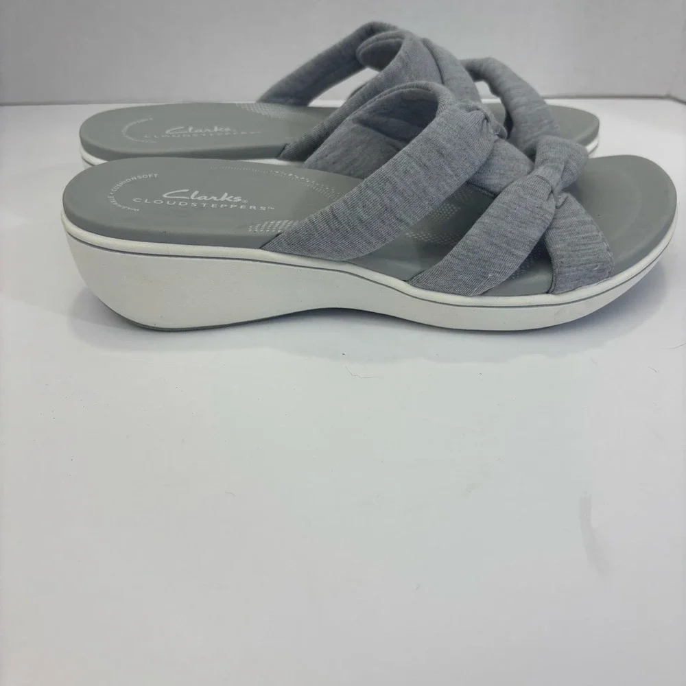 NEW Clarks Cloudsteppers Wedge Sandals Womens Size 7M Gray Thong Comfort Knit